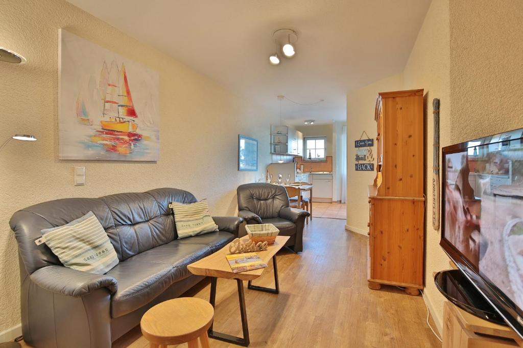 沙博伊茨Residenz Ostseestrand Appartement 22的客厅里有一张沙发和一台电视