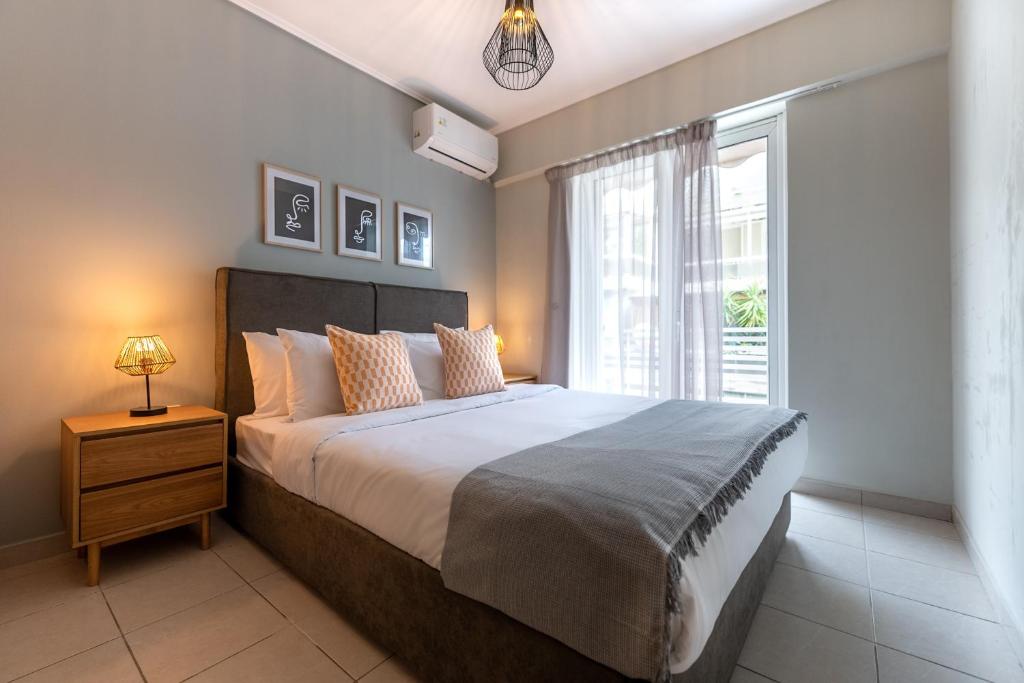 A bed or beds in a room at Phaedrus Living Luxury Flat Ampelokipoi