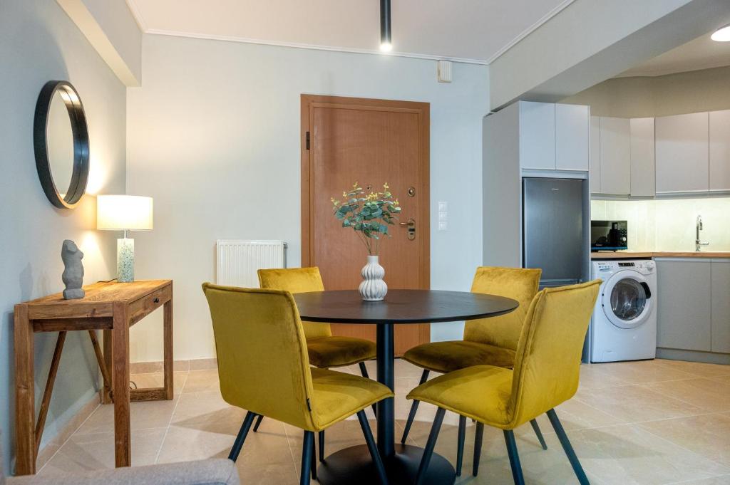 cocina y comedor con mesa y sillas en Phaedrus Living Luxury Flat Ampelokipoi, en Atenas