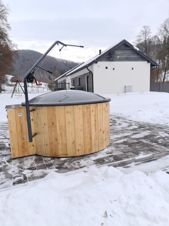 DOMKI POD ZIELONYM WZGÓRZEM 2 v zime