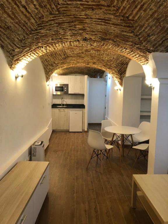 a kitchen and dining room with a table and chairs at Apartamento Stark in Cáceres