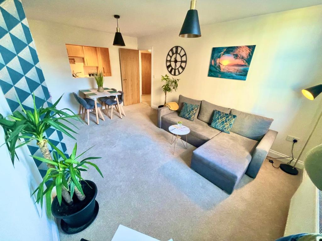 Χώρος καθιστικού στο A Stylish Retreat - Super King Bed - Heart Of Town Centre - 5 mins Stroll to Beach