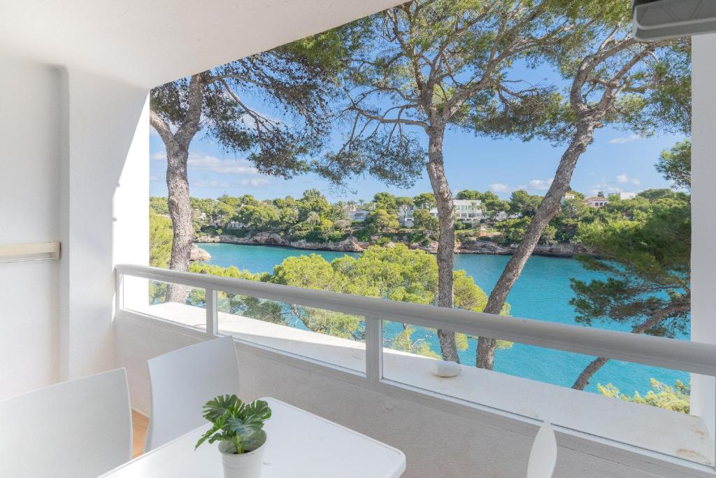 una camera con una grande finestra con vista sull'acqua di Apartamento Ferrera Park 305 a Cala Ferrera