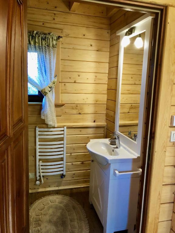Koupelna v ubytování Domki Mazurskie w Ogrodach Złotej Łani Wiartel - Klimatyczne Apartamenty i Pokoje Widokowe