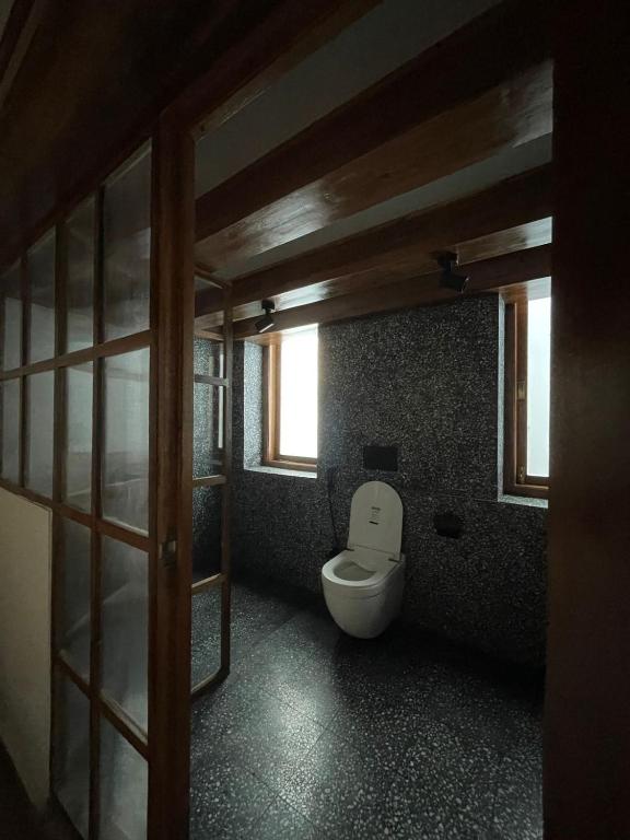 Koupelna v ubytování Abode Bombay