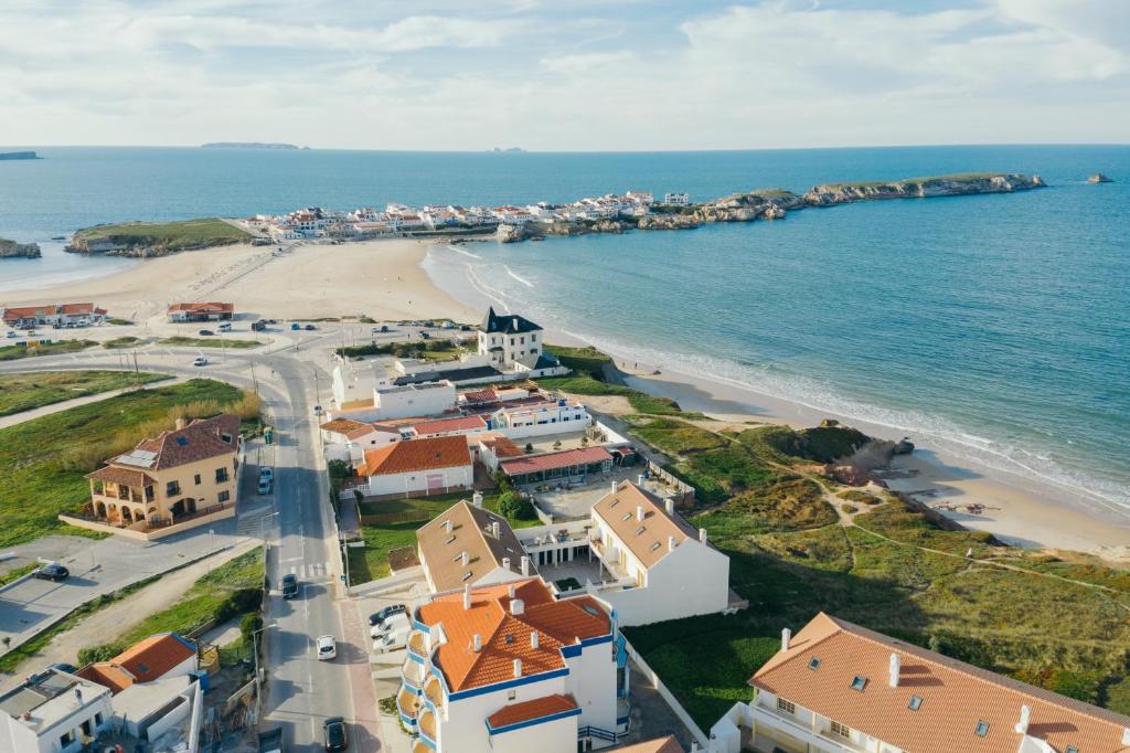una vista aérea de una playa con casas y el océano en Best Houses 21 - Surf House Perfect Location, en Baleal