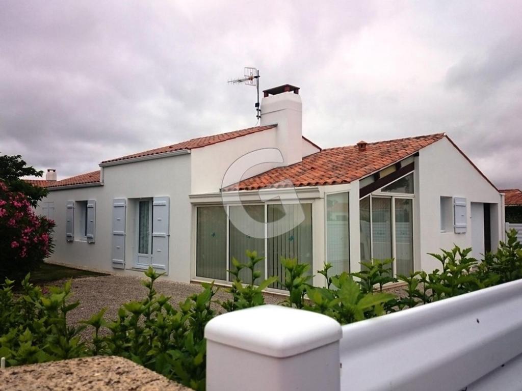 een villa met uitzicht op het huis bij Maison La Tranche-sur-Mer, 5 pièces, 6 personnes - FR-1-357-70 in La Tranche-sur-Mer