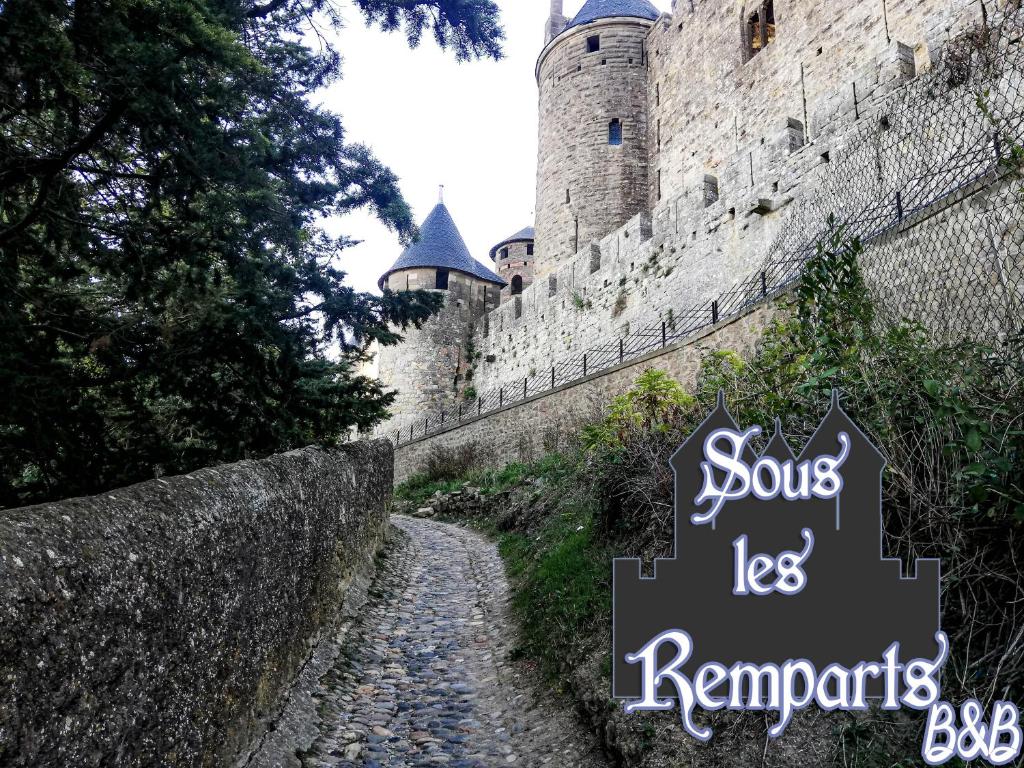 um caminho de pedra em frente a um castelo em Appartement sous les remparts em Carcassonne