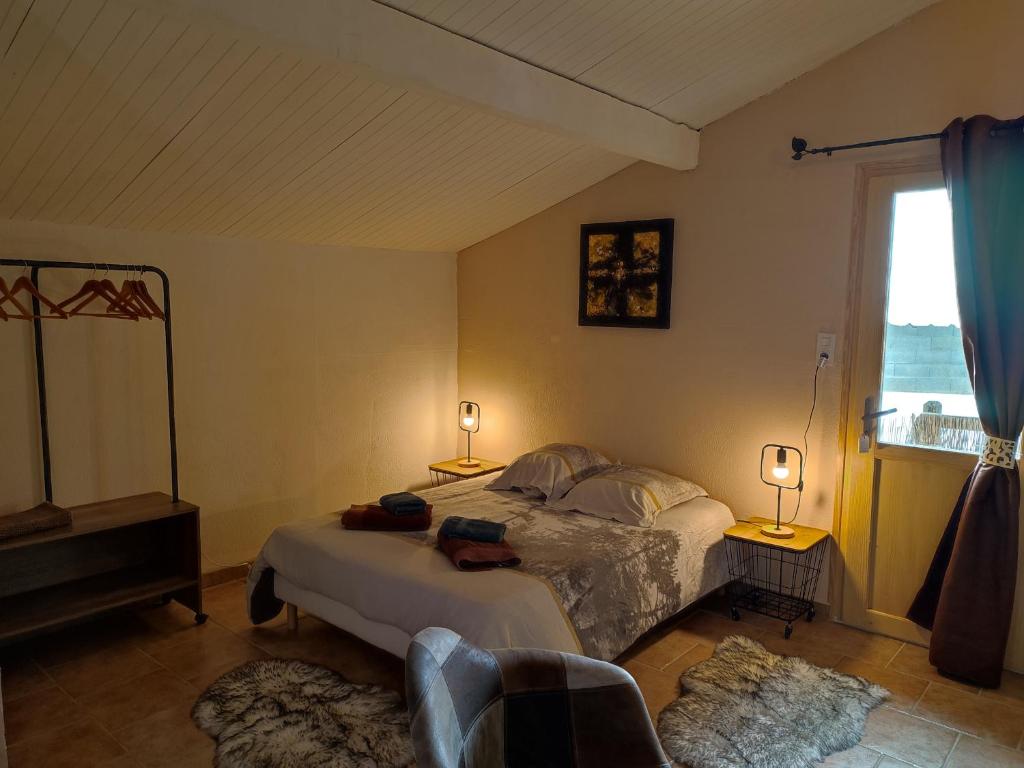 サン・ヴェランにあるÕ 2040 Chambre Marmotteのベッドルーム1室(ランプ2つ、窓付)