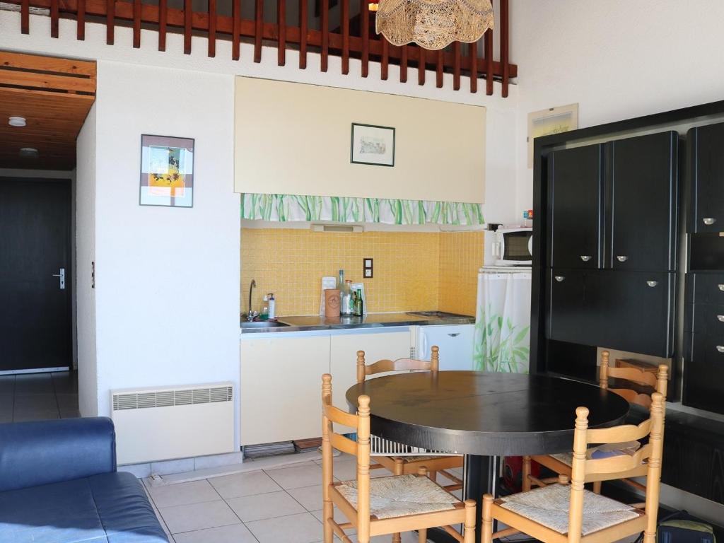 une cuisine et une salle à manger avec une table et des chaises dans l'établissement Biscarrosse Plage - Duplex T2 Centre-Ville - Parking - Balcon - Proche Plage - Ménage Inclus - FR-1-319-208, à Biscarrosse-Plage
