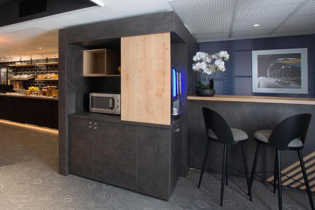Kuchyň nebo kuchyňský kout v ubytování ACE Hôtel Lyon Vénissieux Parc des Expositions