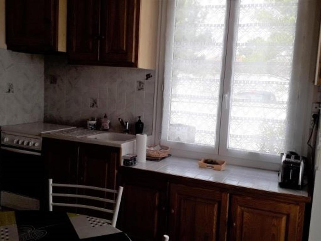 een keuken met een wastafel en een raam bij Maison La Faute-sur-Mer, 2 pièces, 3 personnes - FR-1-476-144 in La Faute-sur-Mer
