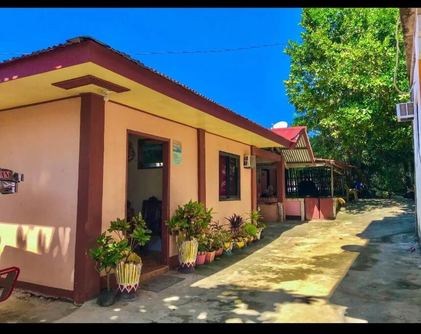 BolinaoにあるPatar beach Transient houseの鉢植えの建物