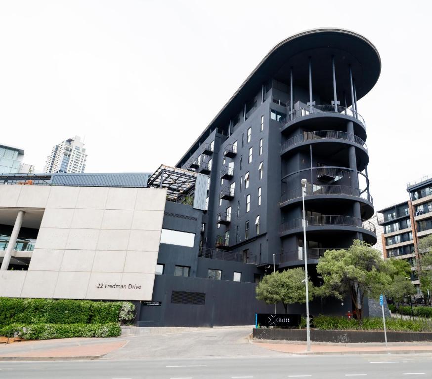 um grande edifício preto com um edifício em BlackBrick Sandton Two em Joanesburgo