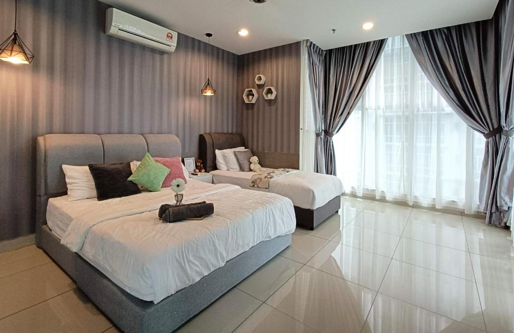 sypialnia z 2 łóżkami i dużym oknem w obiekcie Modern Luxury Studio w mieście Seri Kembangan