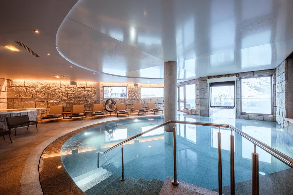 Bazén v ubytování Altapura Hôtel & Spa Val Thorens nebo v jeho okolí