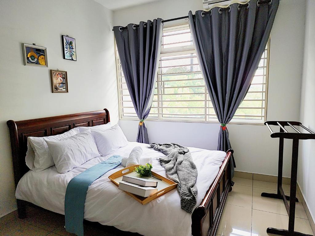 Postel nebo postele na pokoji v ubytování Putrajaya Dwiputra 6 Plus 1 PAX Blissful Fully Air-Con SUITE