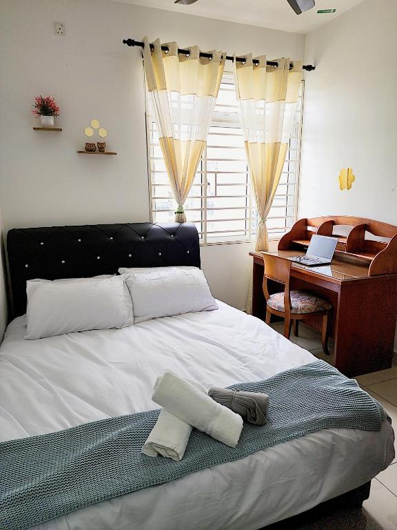 Postel nebo postele na pokoji v ubytování Putrajaya Dwiputra 6 Plus 1 PAX Blissful Fully Air-Con SUITE