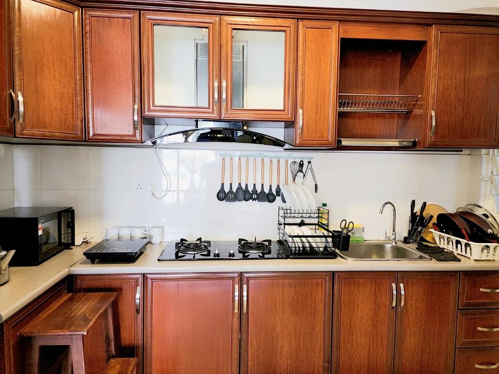 Kuchyň nebo kuchyňský kout v ubytování Putrajaya Dwiputra 6 Plus 1 PAX Blissful Fully Air-Con SUITE