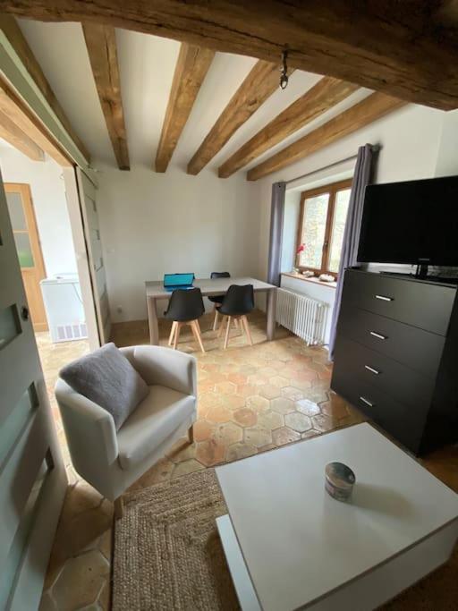 salon z krzesłem i stołem w obiekcie Maison avec exterieur w mieście Bû