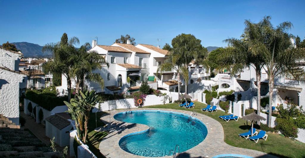 an image of a swimming pool in a resort at Ona Club Bena Vista in Estepona