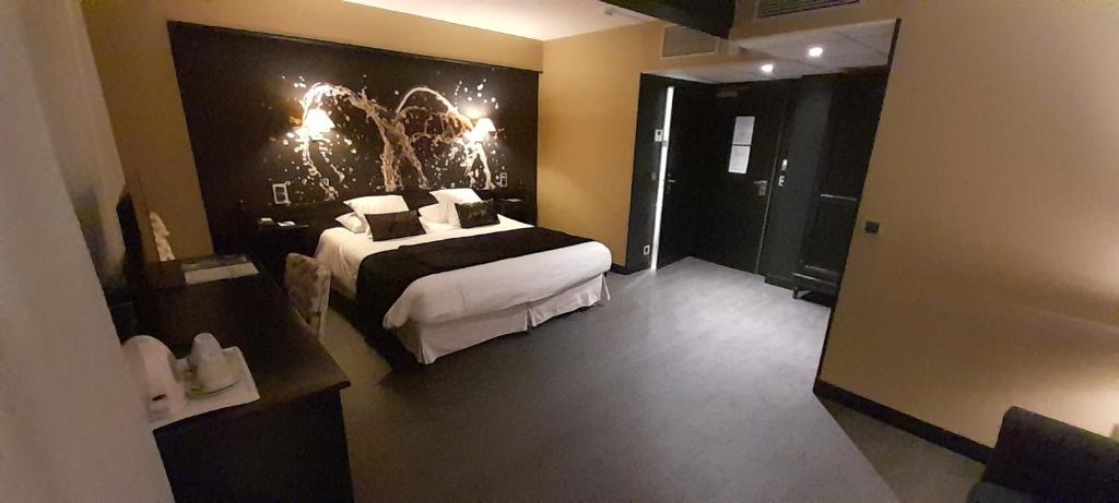Postel nebo postele na pokoji v ubytování Hotel de Champagne