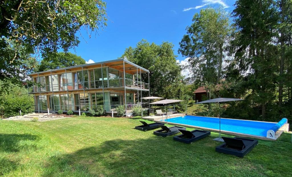 una casa grande con piscina en el patio en Donauoase, en Donaueschingen