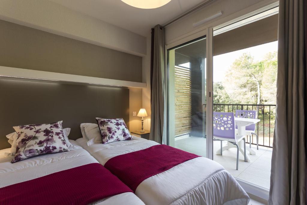 Postel nebo postele na pokoji v ubytování Residhotel Résidence Pont du Gard
