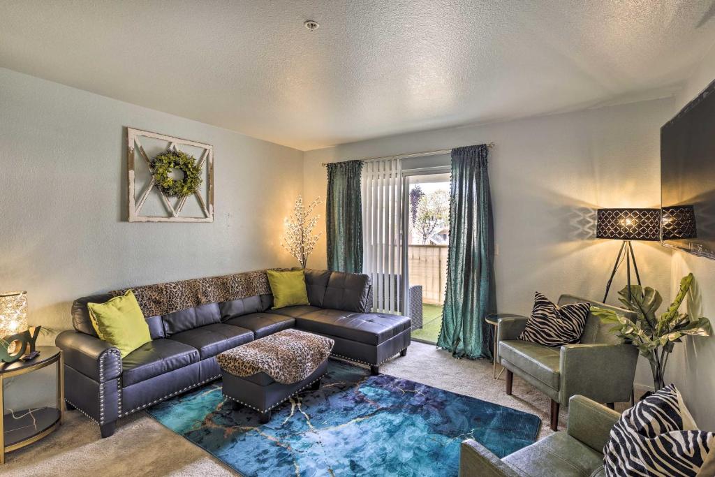 ein Wohnzimmer mit einem Sofa und einem Tisch in der Unterkunft Laughlin Mtn Getaway 2 Mi to Colorado River in Laughlin