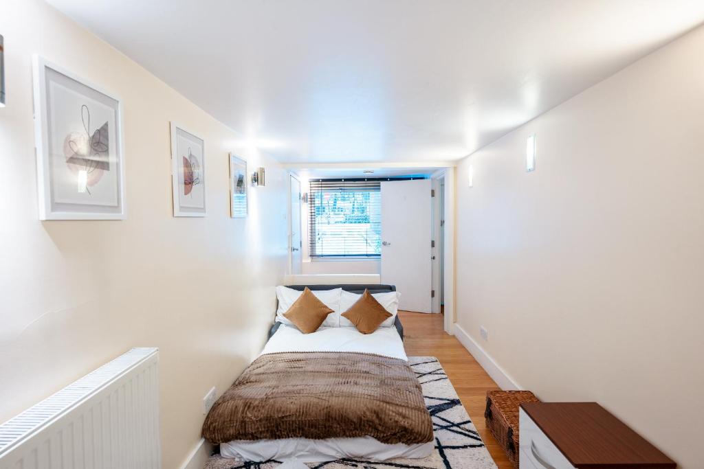 - une chambre blanche avec un lit dans l'établissement Immaculate 3-Bed House in central London, à Londres