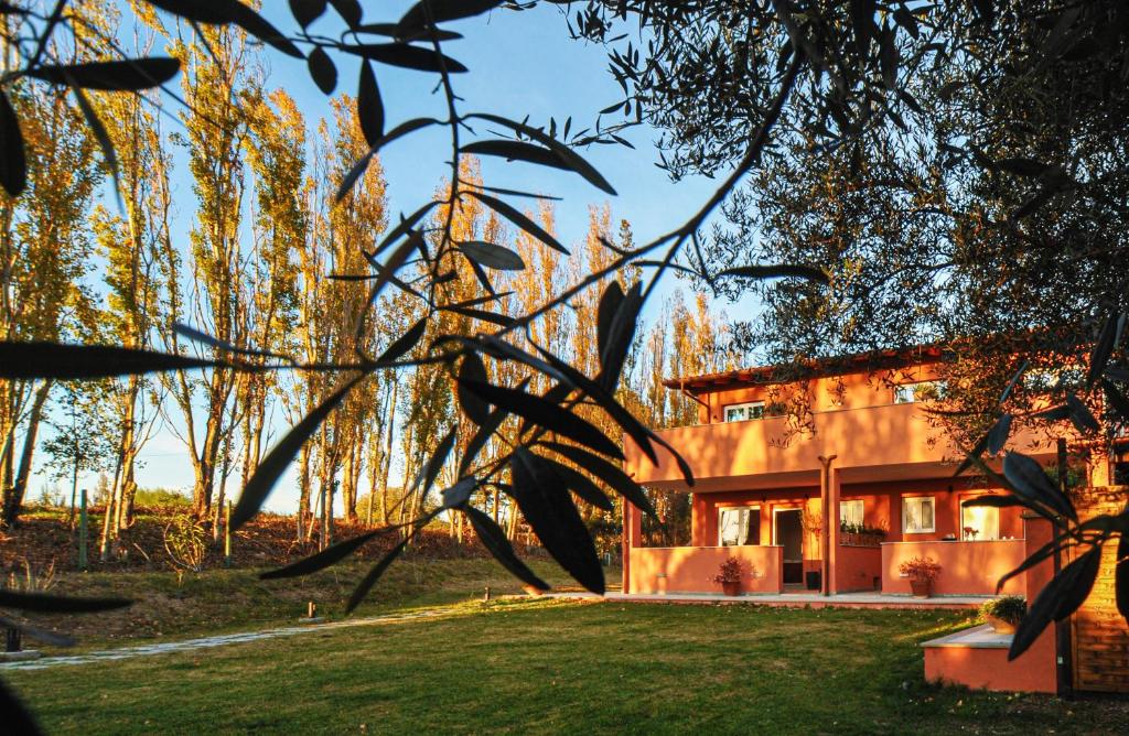 una casa in mezzo a un cortile con alberi di Tenuta Bussete Country Hotel a Viterbo