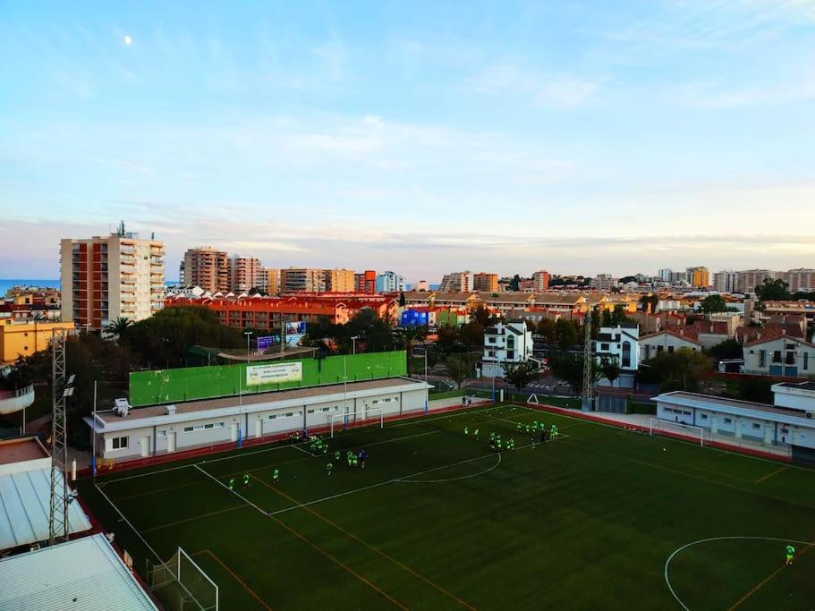 ein Fußballfeld mitten in einer Stadt in der Unterkunft La Panorámica in Oropesa del Mar