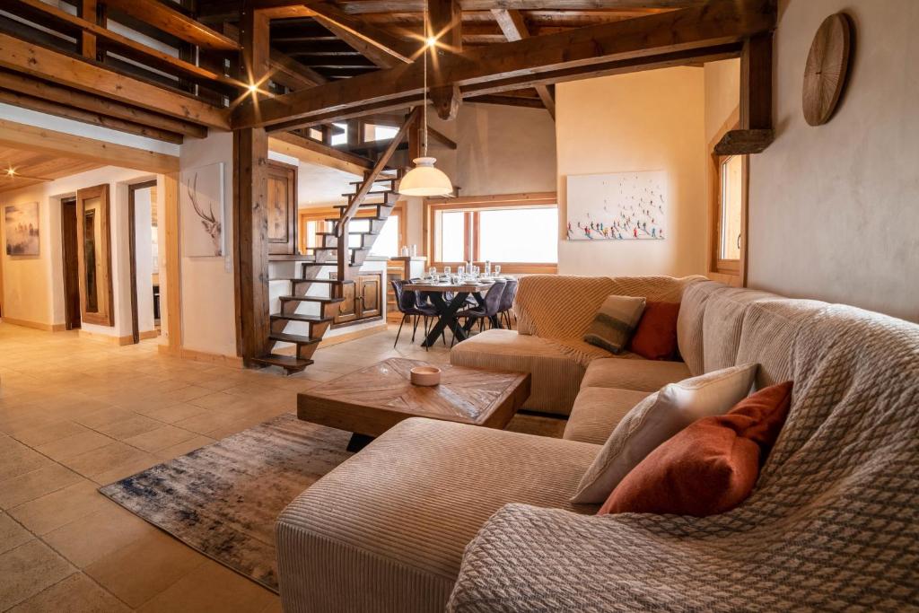 sala de estar con sofá y mesa en Chalet vue Mont-Blanc, +4 Chambres, cheminée en Megève