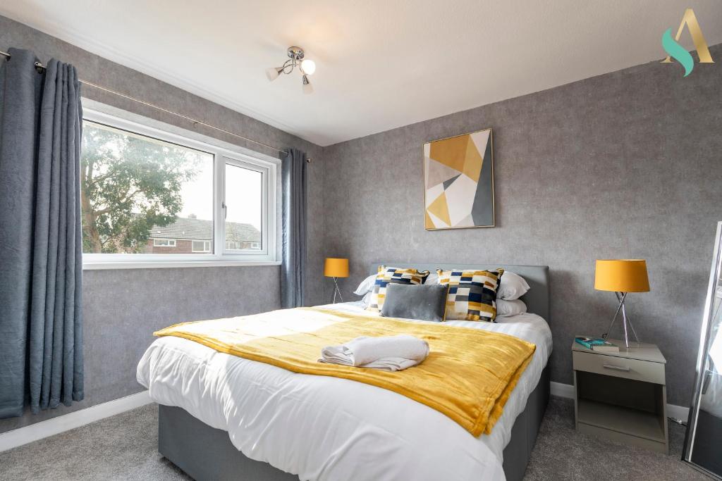 um quarto com uma cama grande e uma janela em Aberdovey House TSAC em Stockton-on-Tees