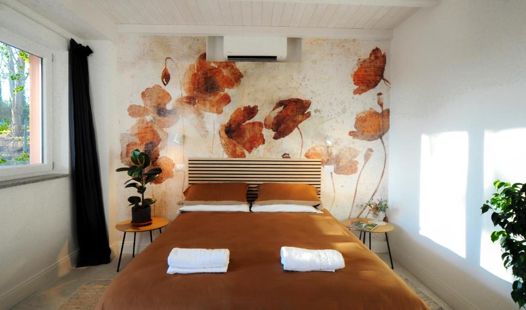 A bed or beds in a room at Tenuta Bussete Country Hotel