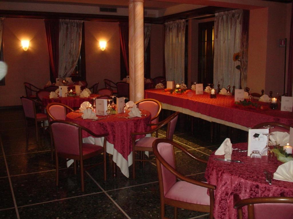 Restaurace v ubytování Albergo Ristorante Flora