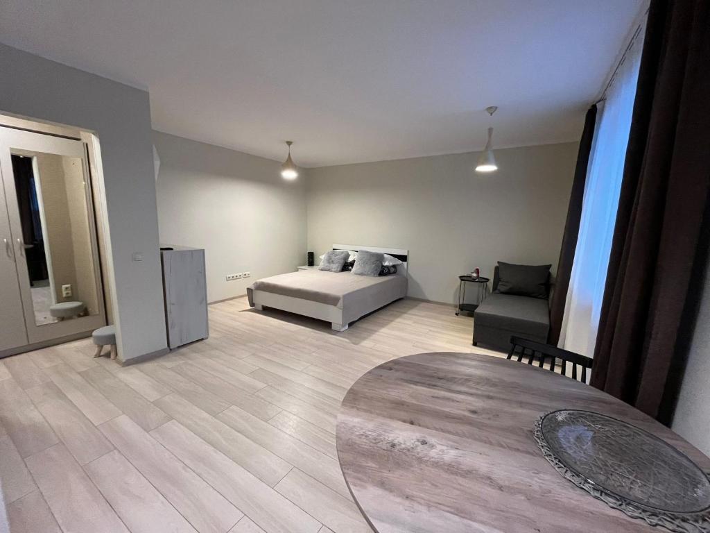 una grande camera con un letto e un divano di Beautiful Apartment Great Location FREE PARKING a Riga