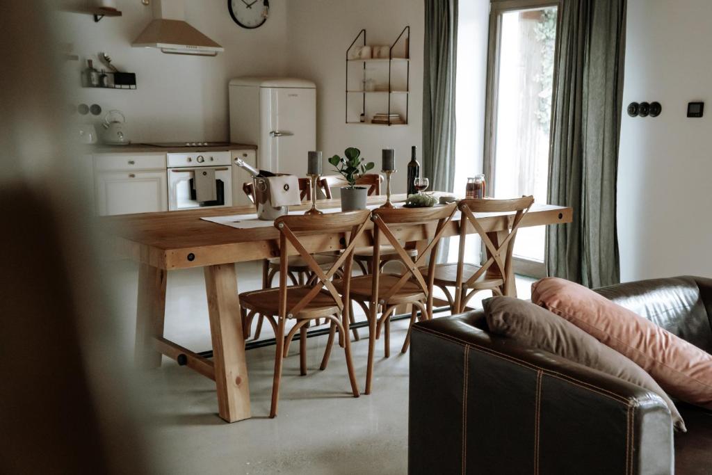 Hurbanovo的住宿－Apartments of Hana Hegerová，一间厨房,内设一张木桌和椅子
