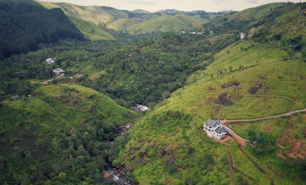 une maison sur le flanc d'une montagne dans l'établissement chaithanya wellness centre, à Vagamon