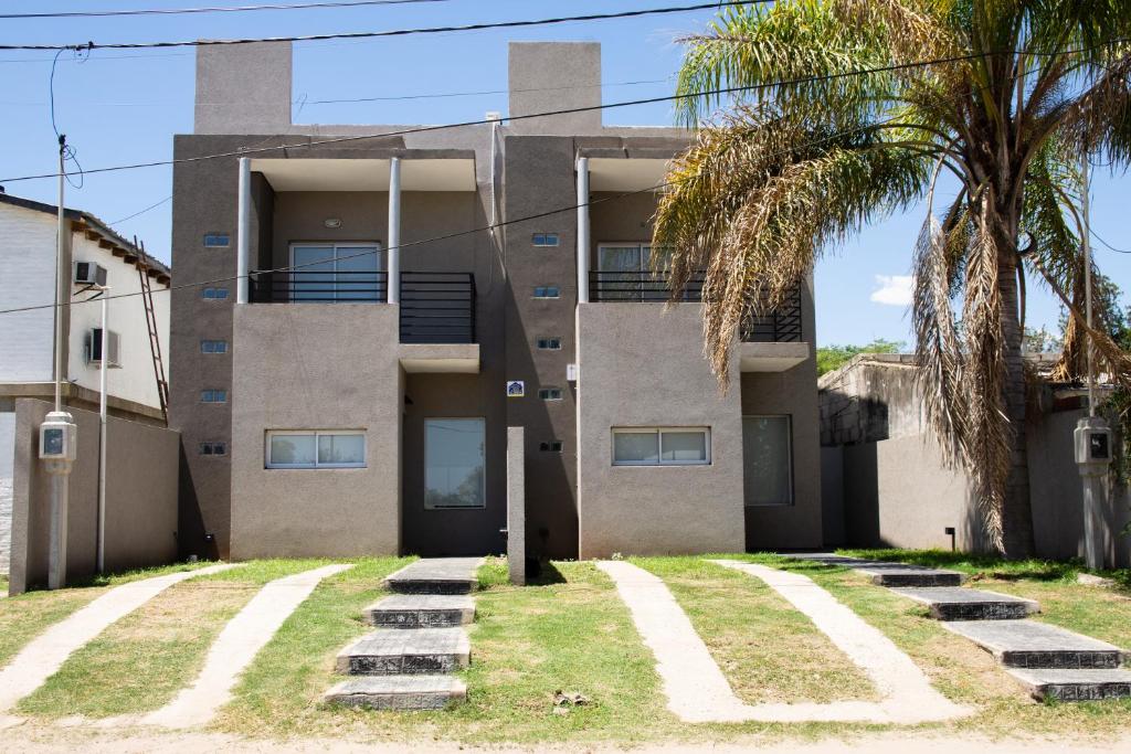 ビクトリアにあるMaremiの前にヤシの木がある建物