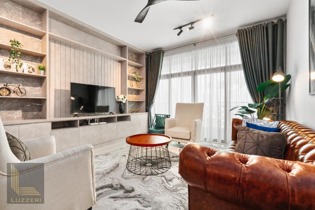 uma sala de estar com um sofá e uma televisão em Legasi Kampung Baru Guesthouse em Kuala Lumpur