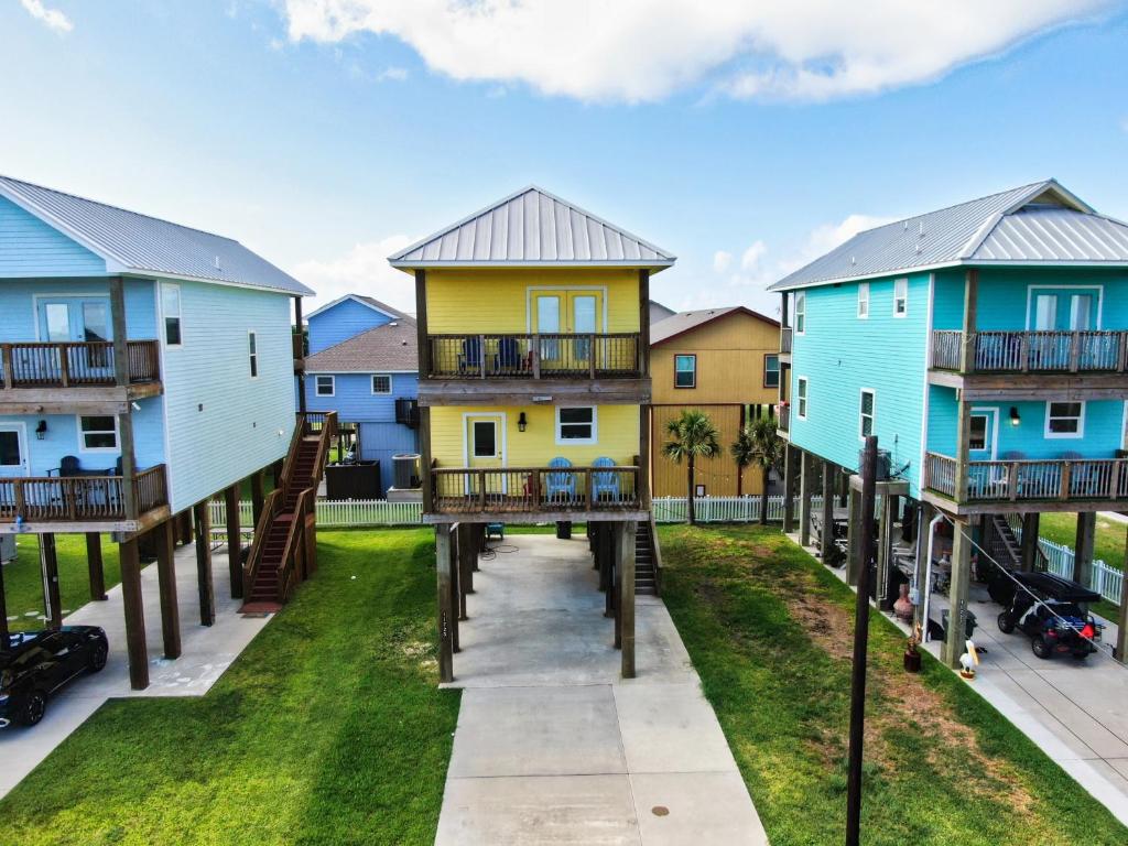 una fila di case con balconi su un prato di Beachview 2 Story Home with 4 Decks a Galveston
