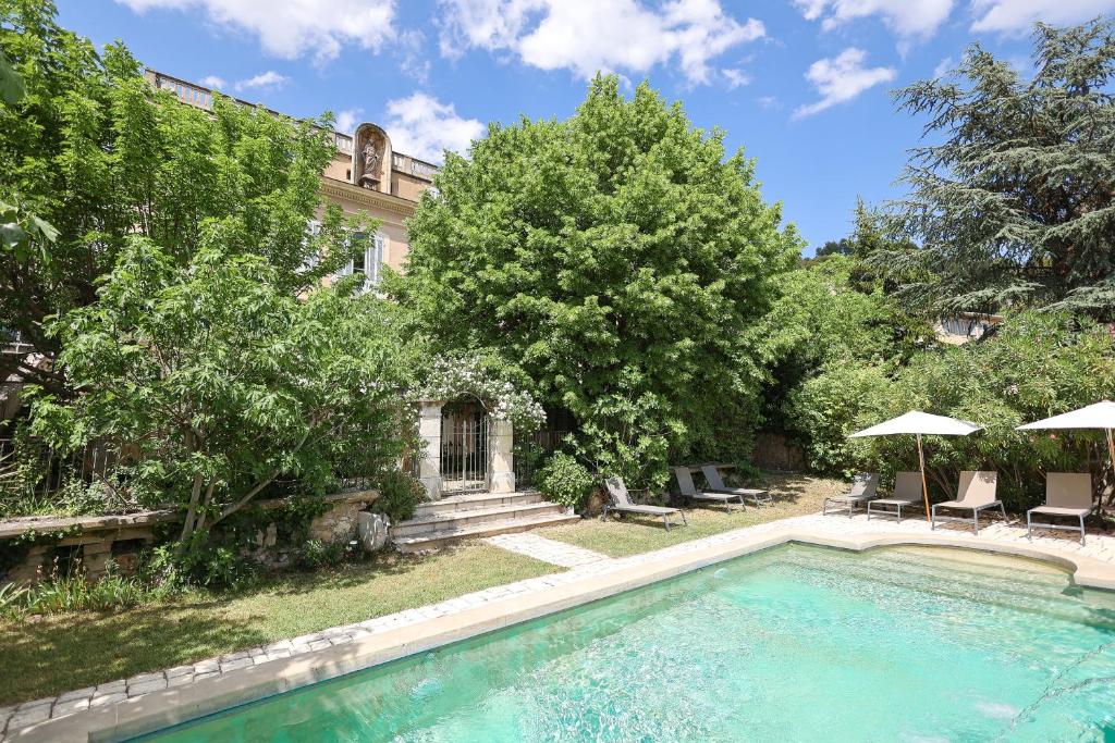 a swimming pool in the yard of a house at La Madone in Apt