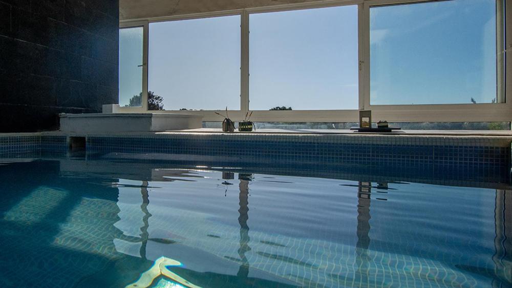 een zwembad met een reflectie in het water bij Playa Gaviota Suites Apart in Las Gaviotas