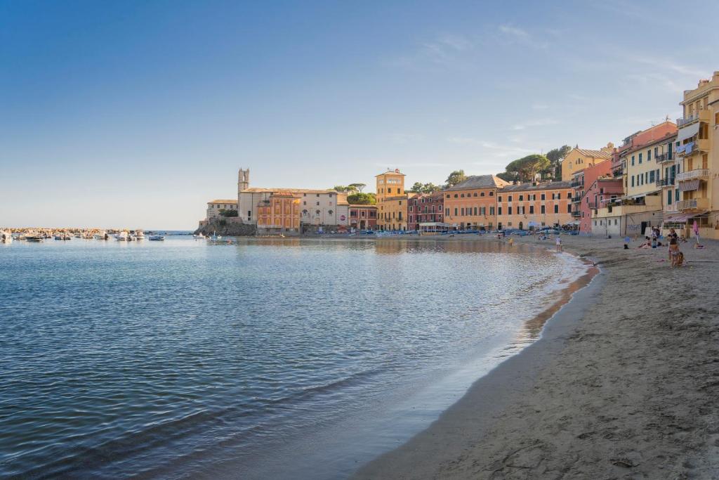 een uitzicht op een strand met gebouwen en het water bij 057 - Casa Portobello, Centrale a 50 metri dal mare in Sestri Levante