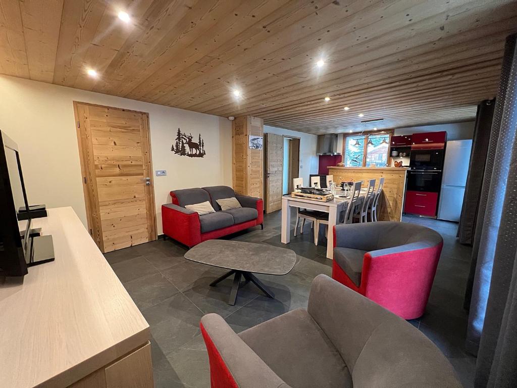 un salon avec un canapé, des chaises et une table dans l'établissement Pastorale - Très bel appartement 3 chambres, à La Clusaz
