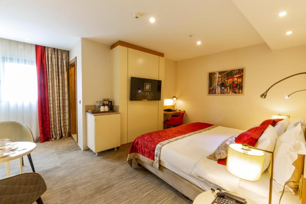 A bed or beds in a room at Kuhla Hotel