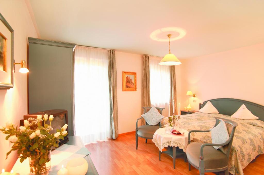 Łóżko lub łóżka w pokoju w obiekcie Hotel Tschurtschenthaler