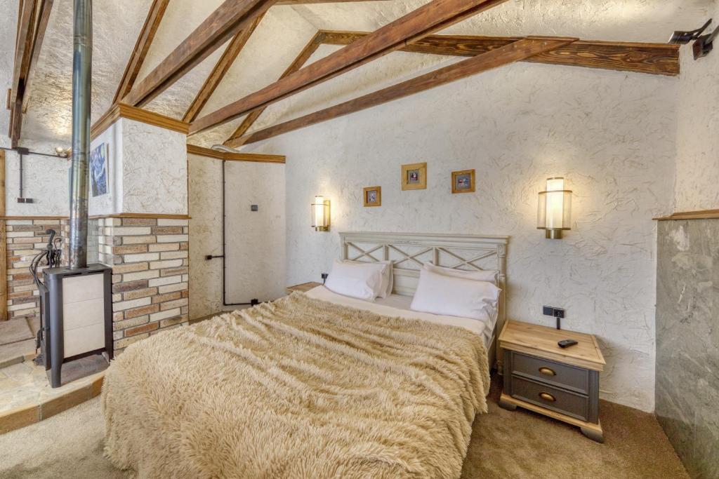 Postel nebo postele na pokoji v ubytování Alpine Castle Hotel
