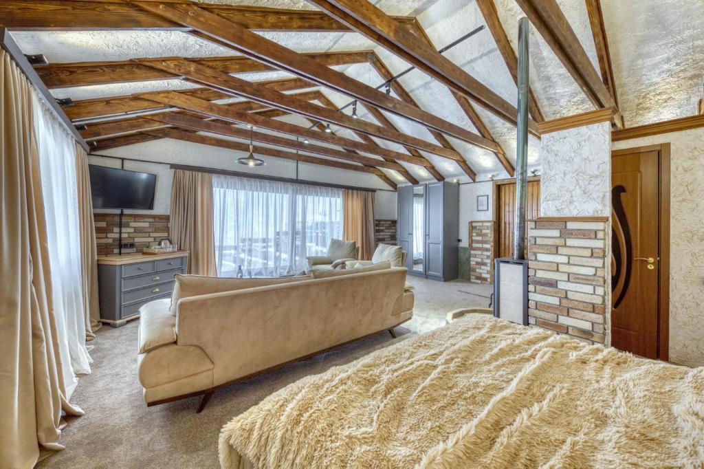 Postel nebo postele na pokoji v ubytování Alpine Castle Hotel